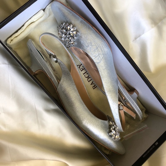 Badgley Mischka Silver Metallic Kitten Heeled Pumps - Picture 6 of 16